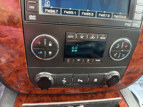 Used 2010 Chevrolet Suburban LTZ AWD/4WD image 38