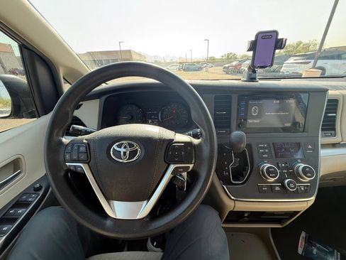 Used 2017 Toyota Sienna LE FWD image 21