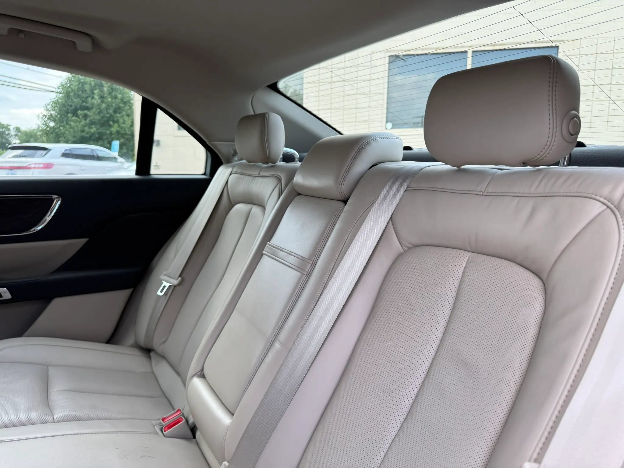 Used 2017 Lincoln Continental Select w/ Technology Package FWD image 30