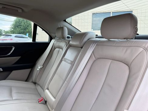 Used 2017 Lincoln Continental Select w/ Technology Package FWD image 30