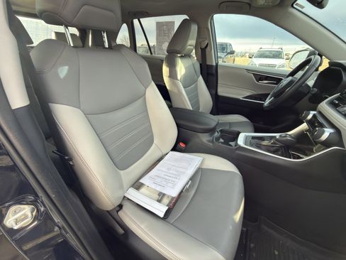 Used 2019 Toyota RAV4 XLE Premium image 11