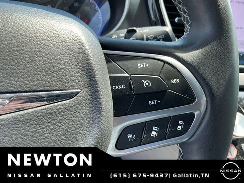 Used 2023 Chrysler Pacifica Touring-L FWD image 17
