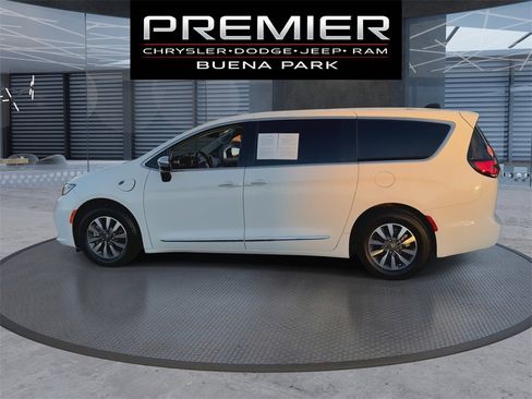 Used 2023 Chrysler Pacifica Limited w/ Uconnect Theater Family Group image 5