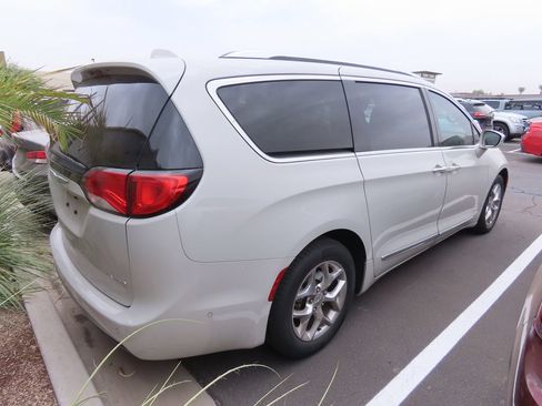 Used 2017 Chrysler Pacifica Limited w/ UConnect Theater Package FWD image 3