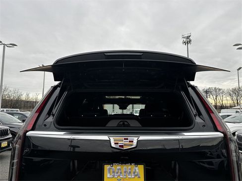 Used 2023 Cadillac Escalade Premium Luxury image 41