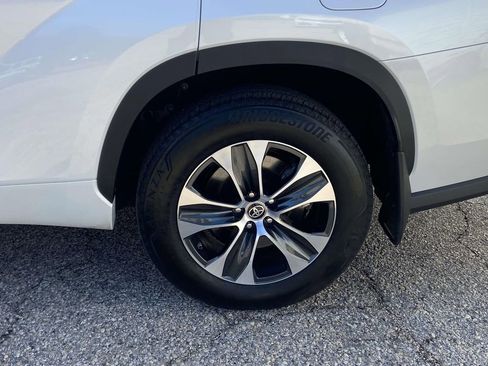 Used 2025 Toyota Highlander XLE image 8