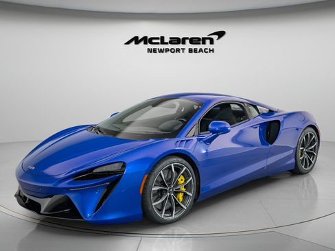 Used 2024 McLaren Artura RWD image 3