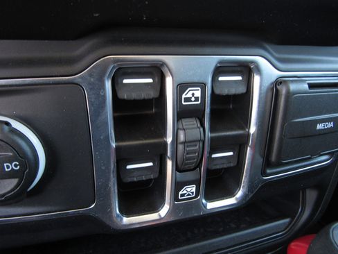 Used 2023 Jeep Wrangler Unlimited Sahara AWD/4WD image 21