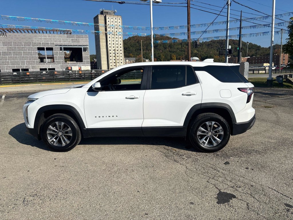 Used 2026 Chevrolet Equinox LT AWD/4WD image 2