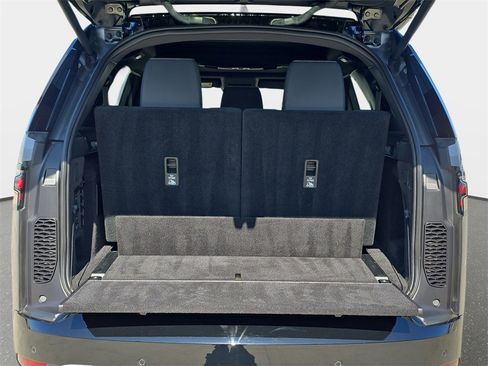 Certified 2025 Land Rover Discovery Metropolitan Edition image 15
