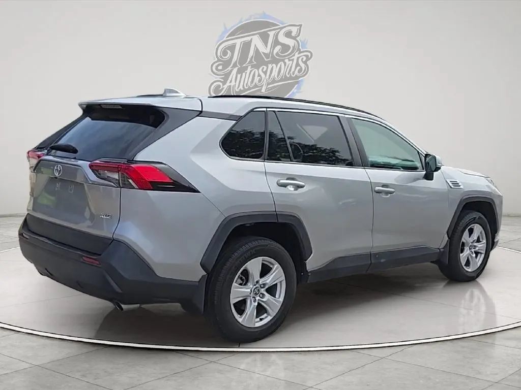 Used 2021 Toyota RAV4 XLE w/ Convenience Package FWD image 5