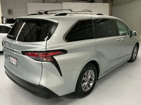 Used 2021 Toyota Sienna LE image 5