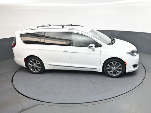 Used 2017 Chrysler Pacifica Limited FWD image 32