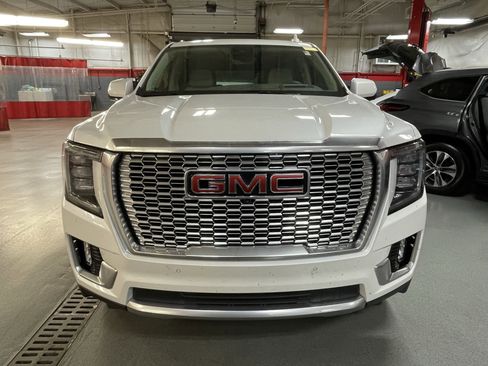 Used 2024 GMC Yukon Denali w/ Advanced Technology Package AWD/4WD image 3