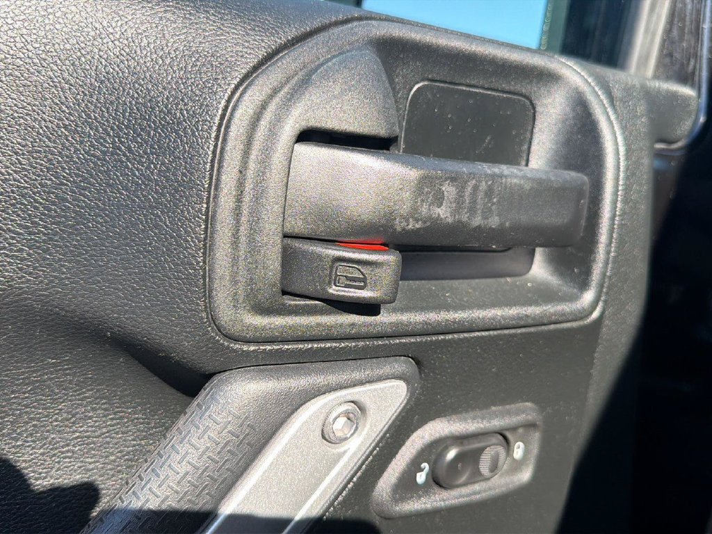 Used 2018 Jeep Wrangler Unlimited Sahara w/ Connectivity Group AWD/4WD image 11