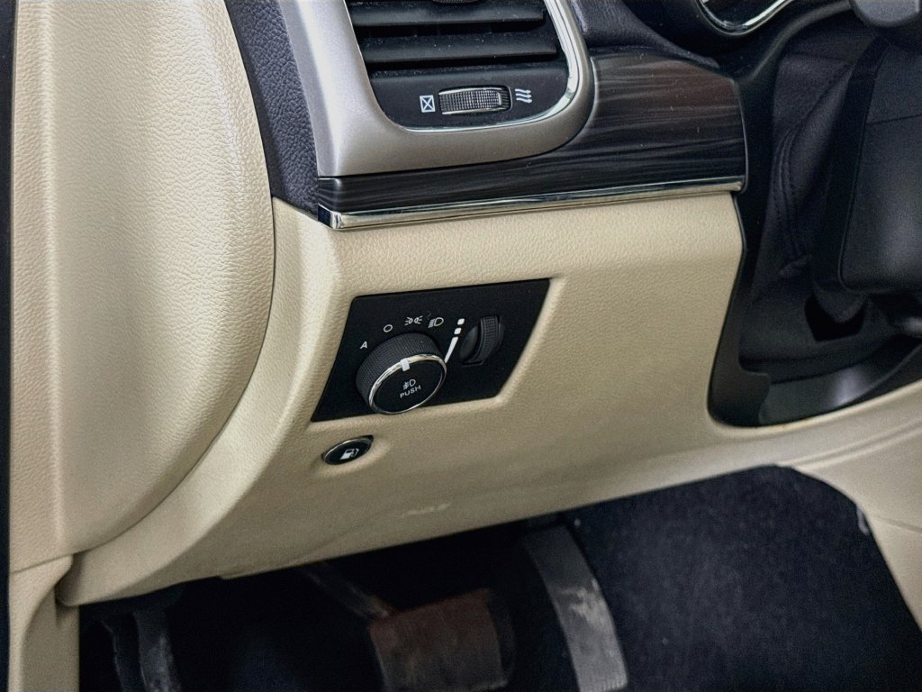 Used 2021 Jeep Grand Cherokee Limited w/ Premium Lighting Group AWD/4WD image 22