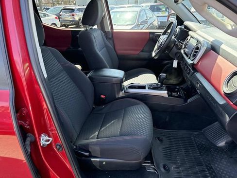 Used 2022 Toyota Tacoma SR5 w/ Technology Package image 9