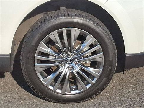 Certified 2021 Toyota Venza XLE w/ Softex Package AWD/4WD image 29