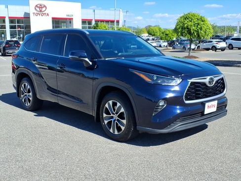 Used 2022 Toyota Highlander XLE image 2