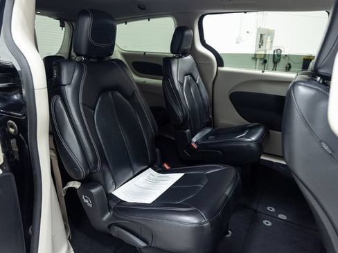 Used 2022 Chrysler Pacifica Touring-L FWD image 24