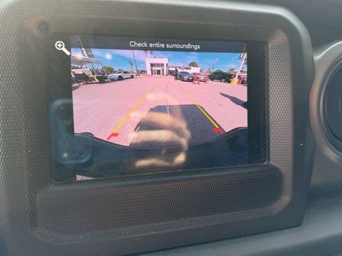 Used 2022 Jeep Gladiator Sport image 9