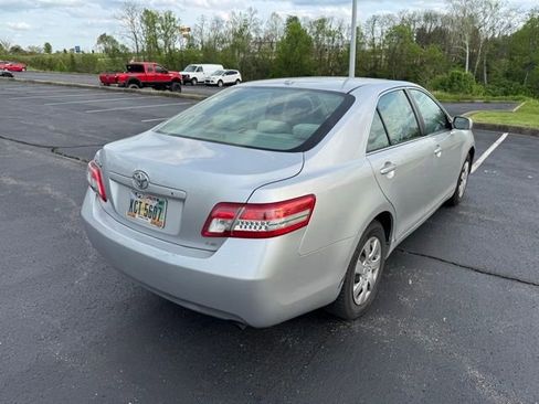 Used 2010 Toyota Camry LE image 3
