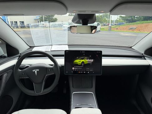 Used 2024 Tesla Model Y Long Range AWD/4WD image 23