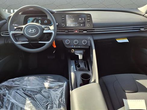 New 2025 Hyundai Elantra SE image 14
