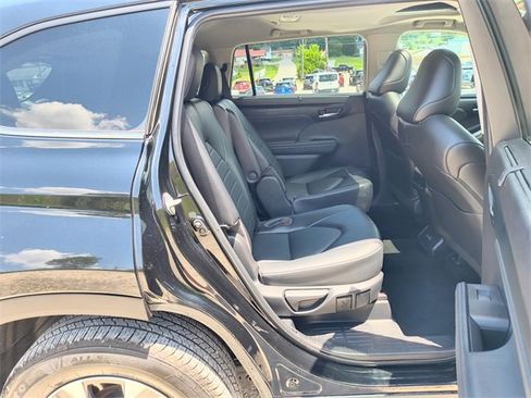 Used 2022 Toyota Highlander XLE image 10