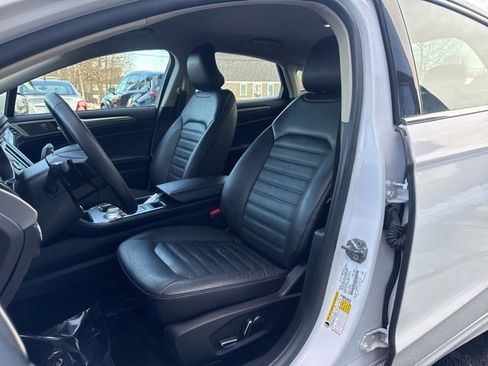 Used 2017 Ford Fusion SE w/ Fusion SE Technology Package image 10