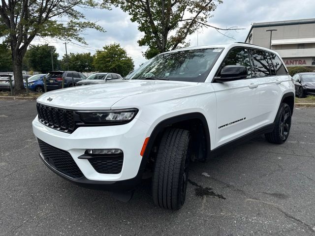 Used 2023 Jeep Grand Cherokee Limited w/ Black Appearance Package AWD/4WD image 3