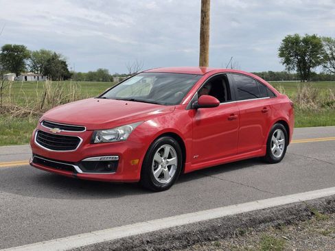 Used 2015 Chevrolet Cruze LT image 2