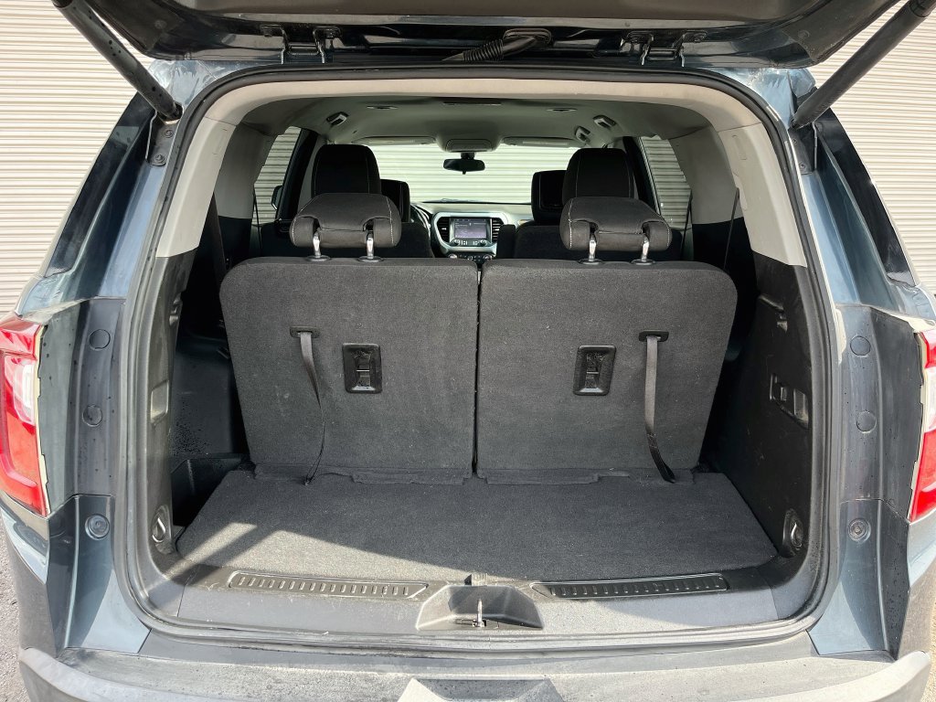 Used 2020 GMC Acadia SLE w/ Driver Convenience Package FWD image 26