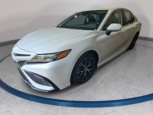 Used 2024 Toyota Camry SE FWD image 1