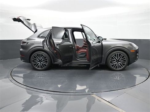 New 2025 Porsche Cayenne Turbo image 41
