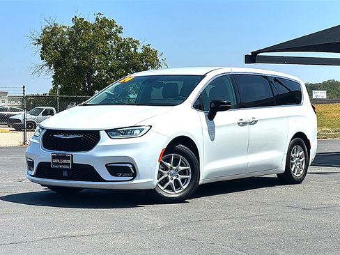 Used 2024 Chrysler Pacifica Touring-L FWD image 2