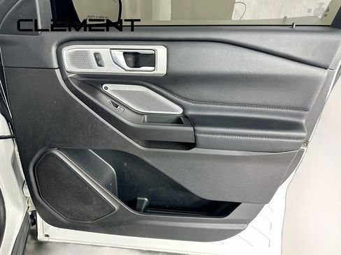 Certified 2020 Ford Explorer Platinum w/ Premium Technology Package image 38