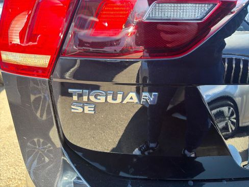 Used 2021 Volkswagen Tiguan SE w/ Panoramic Sunroof Package image 9