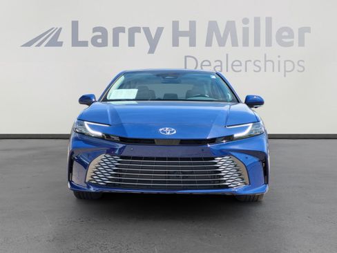 Used 2025 Toyota Camry XLE w/ Premium Plus Package image 2