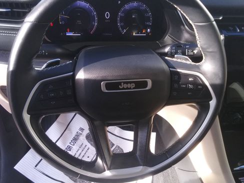 Used 2022 Jeep Grand Cherokee Limited w/ Luxury Tech Group II image 15