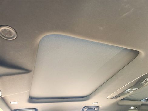 Used 2024 Land Rover Discovery Dynamic SE image 24