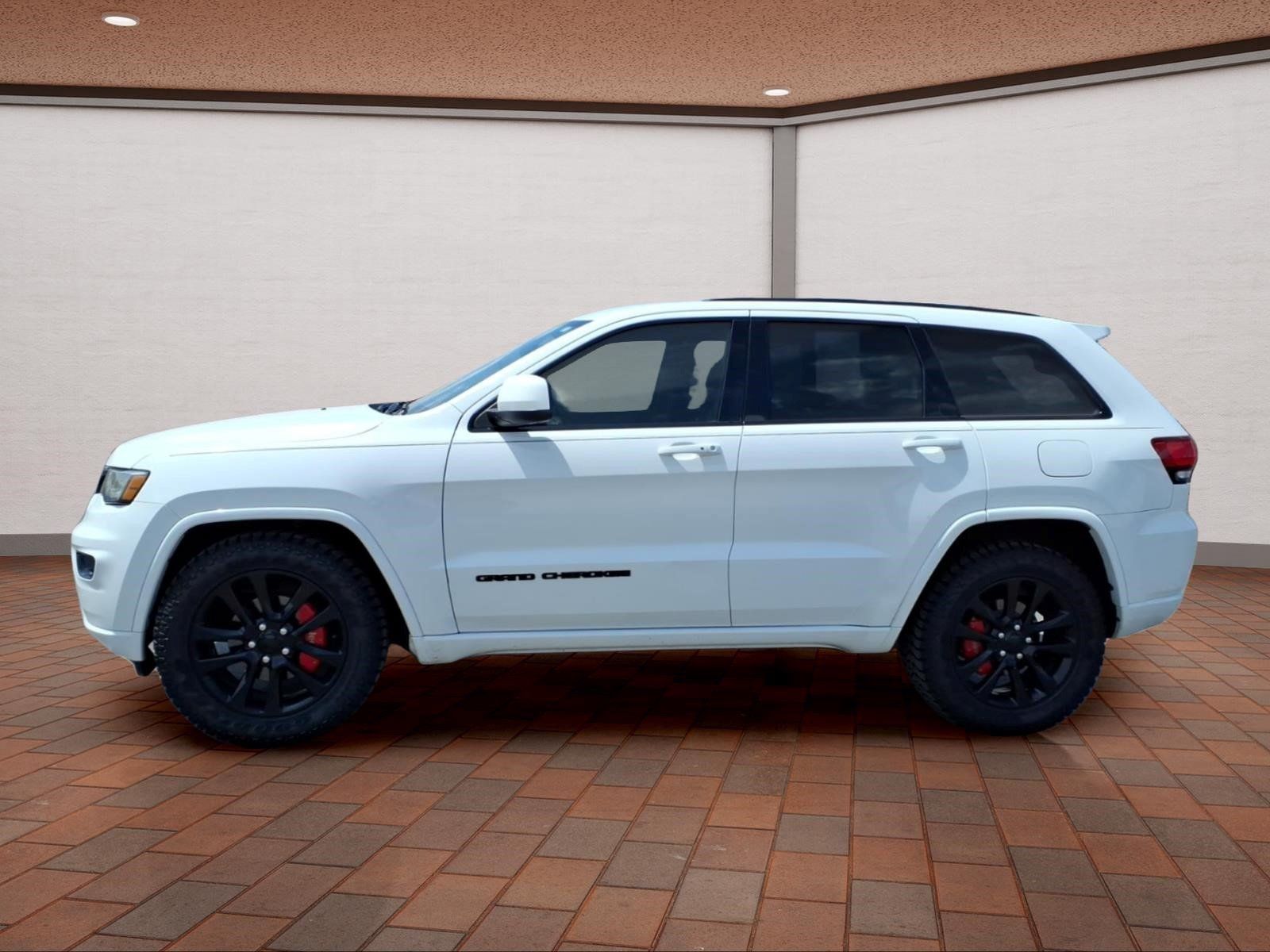 Used 2017 Jeep Grand Cherokee Altitude AWD/4WD image 5