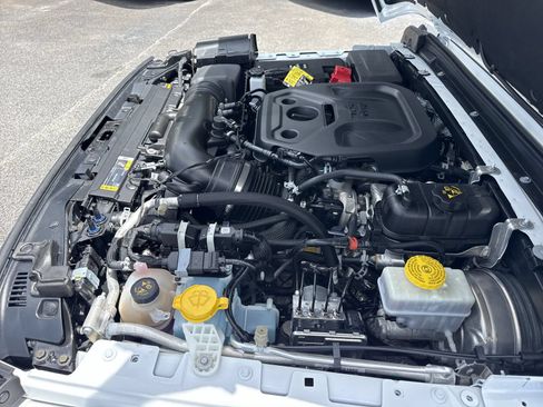 Used 2025 Jeep Wrangler Unlimited Sahara AWD/4WD image 35