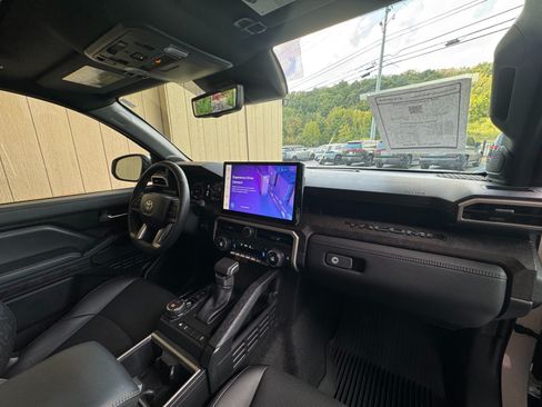 Used 2025 Toyota Tacoma Limited AWD/4WD image 17