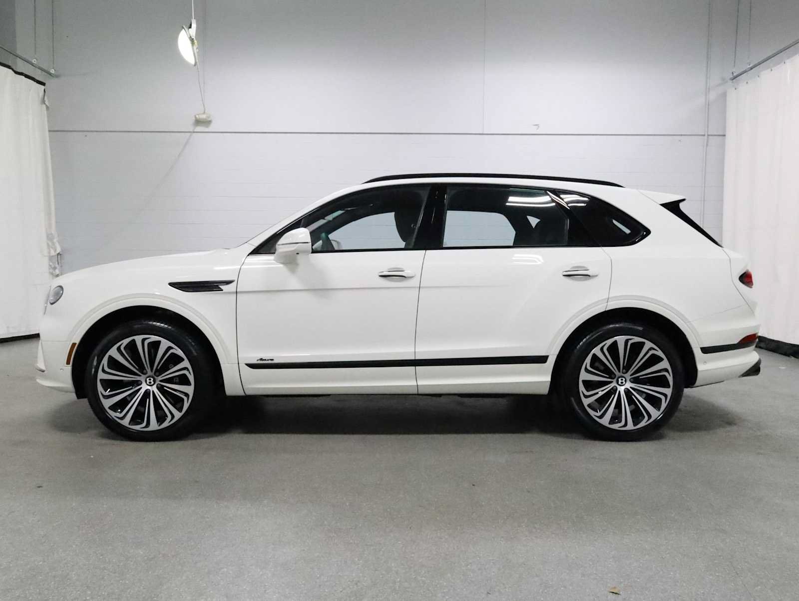 Used 2024 Bentley Bentayga AWD/4WD image 2