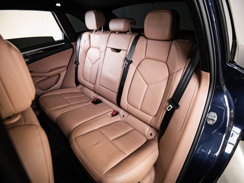 Certified 2024 Porsche Macan AWD/4WD image 24