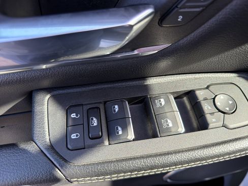 Used 2025 RAM 1500 Laramie image 12
