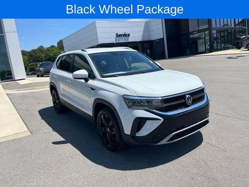 Used 2024 Volkswagen Taos SE w/ Black Wheel Package FWD image 3