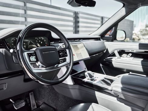 Used 2024 Land Rover Range Rover SE image 2