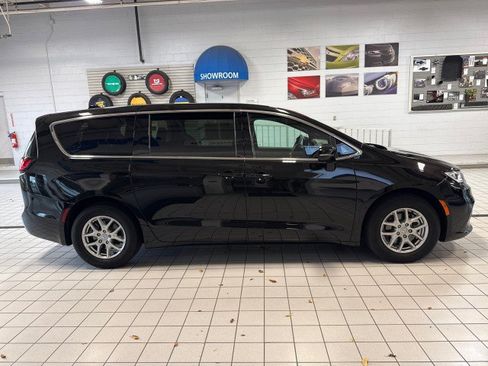 Used 2026 Chrysler Pacifica Select FWD image 2